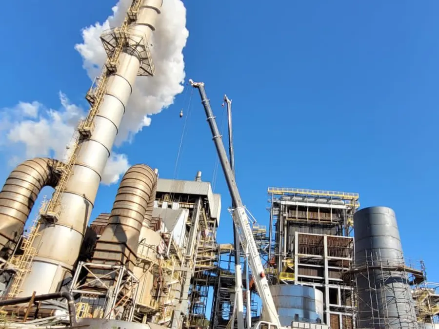 Guindaste da Eleva em operação de remoção junto a equipamento industrial de grande porte
