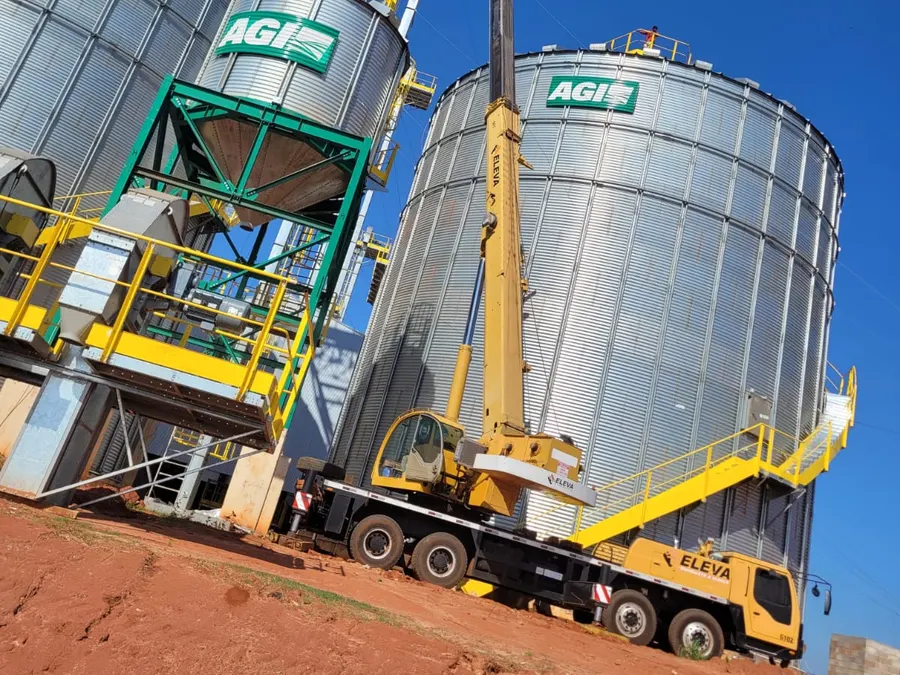 Guindaste da Eleva na montagem de silos graneleiros