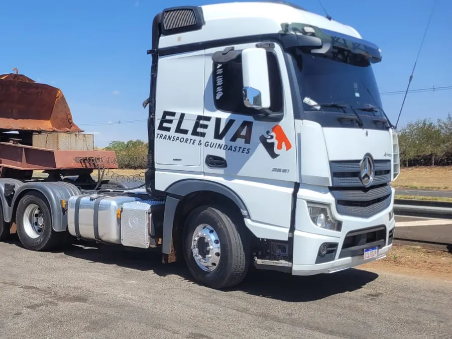 Carreta prancha da Eleva carregada com uma pá carregadeira
